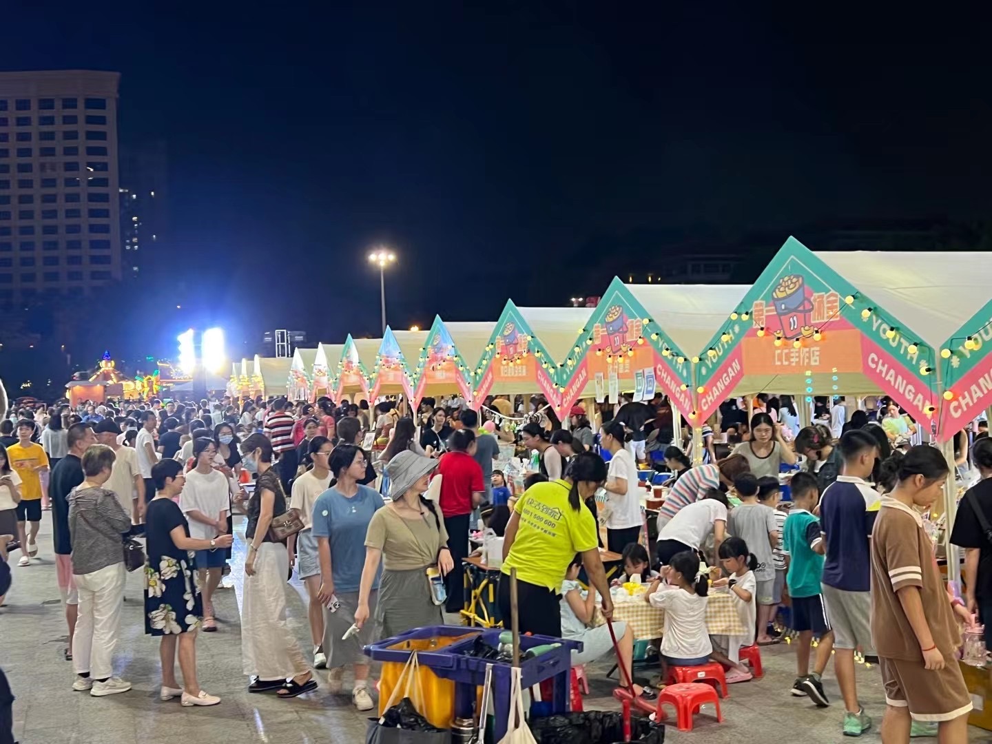 协会资讯 |  “第一桶金”和记镇青年文化创业集市与企业展销活动开市啦！